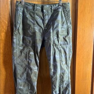 Women’s anthropologie Camouflage Cargo Pants